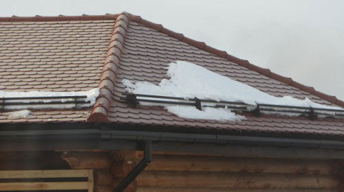 Снегозадержание на крыше дома