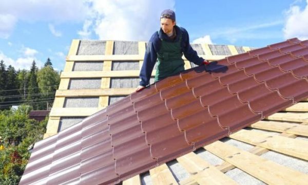 Процесс укладки металлочерепицы